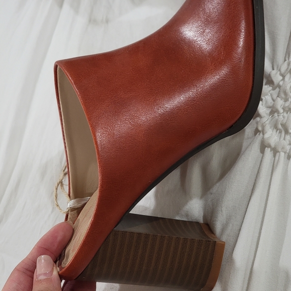 NEW Leather Seven Heels Muel - Picture 2 of 3